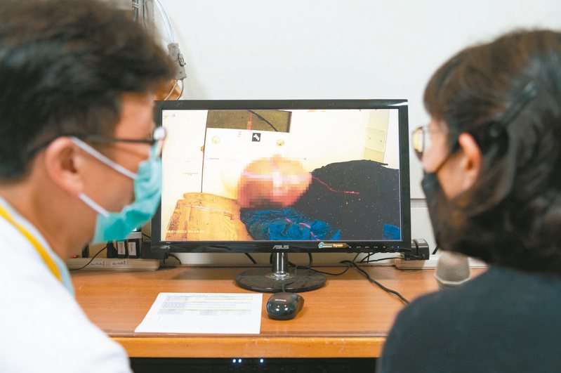 醫師及家屬可透過螢幕掌握清大照射室內的病患狀況。圖／清大提供
