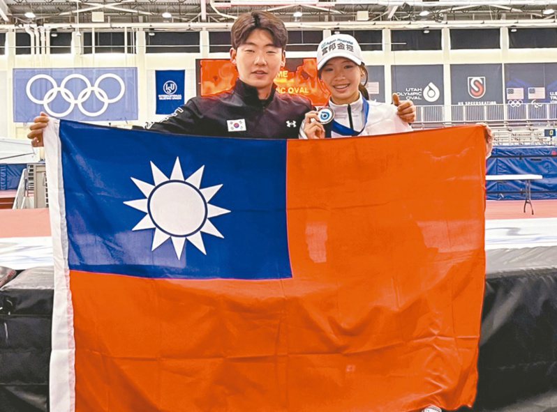 屏東東港14歲黃芊華（右）日前奪牌後，開心拿出國旗與南韓籍教練合影。圖／東港高中提供