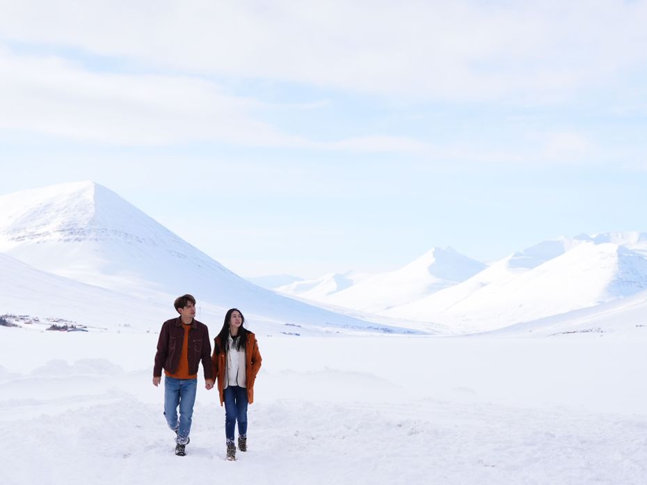 陳零九(左)跟MV女主角在冰島浪漫牽手。圖／滾石唱片提供
