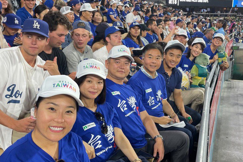 多個僑胞團體號召500人，身穿台灣T恤，15日在洛杉磯道奇球場觀看美國職棒比賽，聯邦眾議員劉雲平（前排左4）出席。 中央社