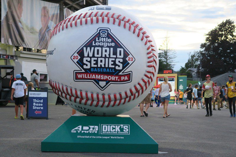 第76屆世界少棒聯盟世界少棒錦標賽16日在賓州威廉波特開打，園區內的大型棒球裝置格外顯眼。 中央社