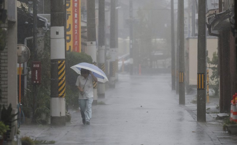 颱風蘭恩於日本當地時間今（17）日下午3時，在北海道西部海域轉為溫帶低氣壓。日本氣象廳指出，西日本至北日本的廣大區域，大氣狀態仍不穩定，各地需要持續嚴防大雨。路透社