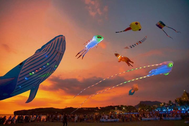 ▲每週六晚間的夜光風箏，驚豔旗津夜空。 圖：高雄市政府觀光局／提供