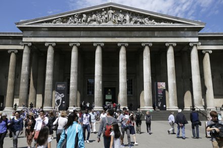 英國倫敦大英博物館16日聲明，發現黃金珠寶和寶石等藏品「遺失、遭竊或毀損」，目前已報警處理並解雇涉嫌員工，同時啟動館內安全機制檢討程序。美聯社