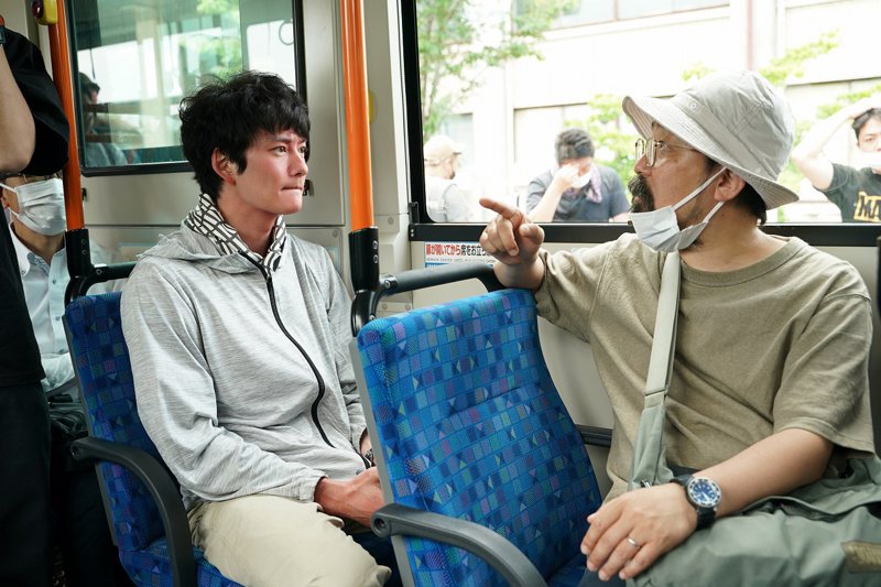 日本喜劇名導山下敦弘(右)執導「快一秒的他」與岡田將生合作。圖／甲上提供