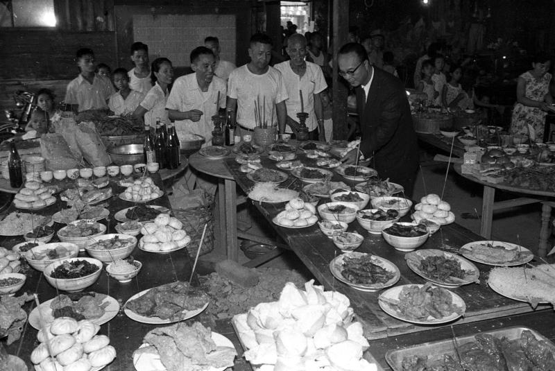 1959年8月18日，政府發起節約救災運動，當時的台北市長黃啟瑞（右）前往視察並宣導，中元普渡統一舉行和節約的規定，祭品以茶果鮮花為原則。圖／聯合報系資料照片