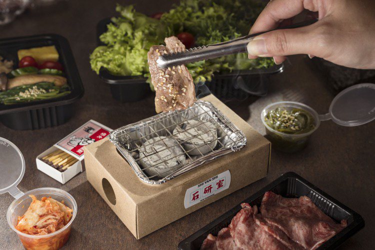杉中寶盒附有完整的燒肉工具，輕鬆實現一個人吃烤肉的夢想。圖／石研室提供