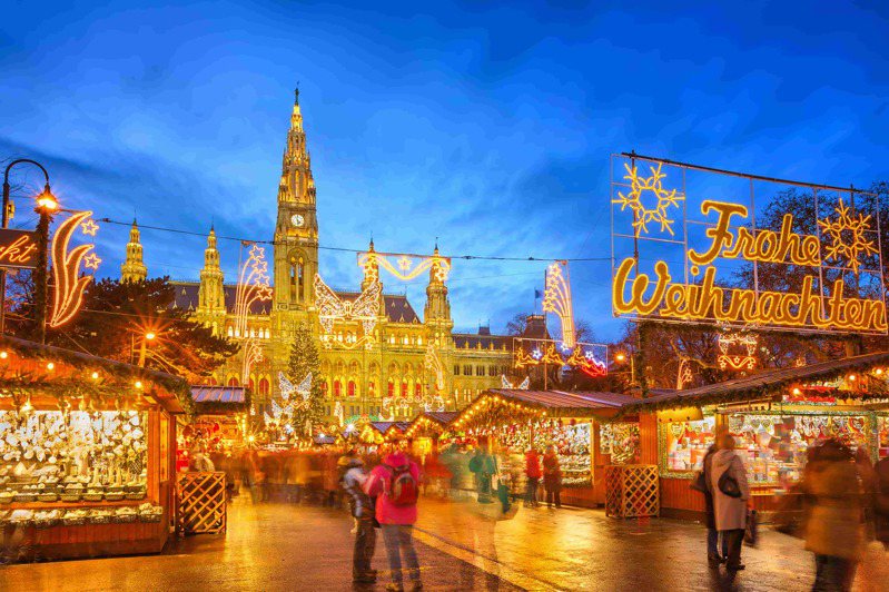 體驗歐洲浪漫聖誕風情，易飛網邀請旅人走入維也納聖誕市集，秋季旅展現場可享萬元折扣。易飛網提供