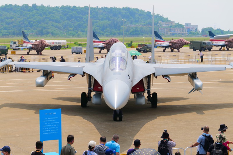 2021年9月28日，第十三屆珠海航展上展示的殲-16D電戰機。中新社