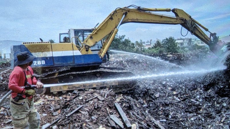 南市兩處廢棄物堆置場7月發生火警也燒出非法堆置場問題。 圖／台南市消防局提供