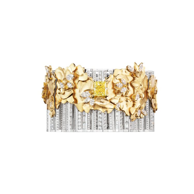 Peuplier白楊樹皮手環，18K白金及黃金鑲嵌1顆約重3.53克拉公主式切割豔彩黃鑽與鑽石，手工雕琢。圖／Chaumet提供
