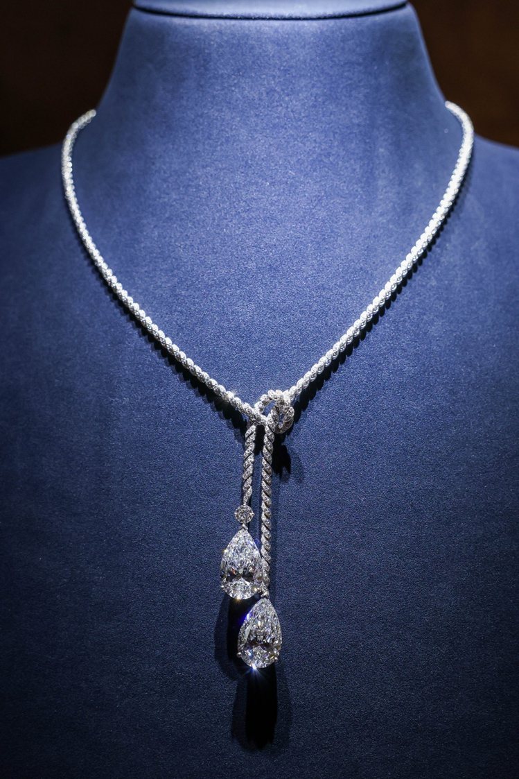 全場單價最高的鑽石項鍊，雙主鑽均為11克拉的D FL等級Type IIA梨形切割鑽石，約1億3,400萬元。記者吳致碩／攝影