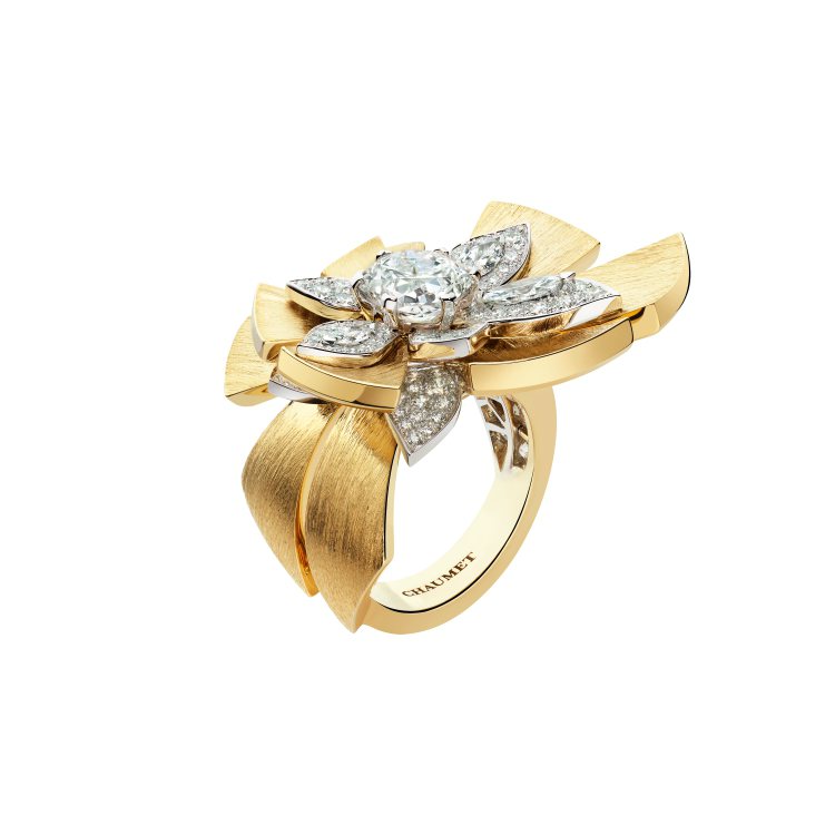 Magnolia木蘭花套組戒指，18K白金與黃金鑲嵌1顆重約2.03克拉皇后式切割鑽石。圖／Chaumet提供