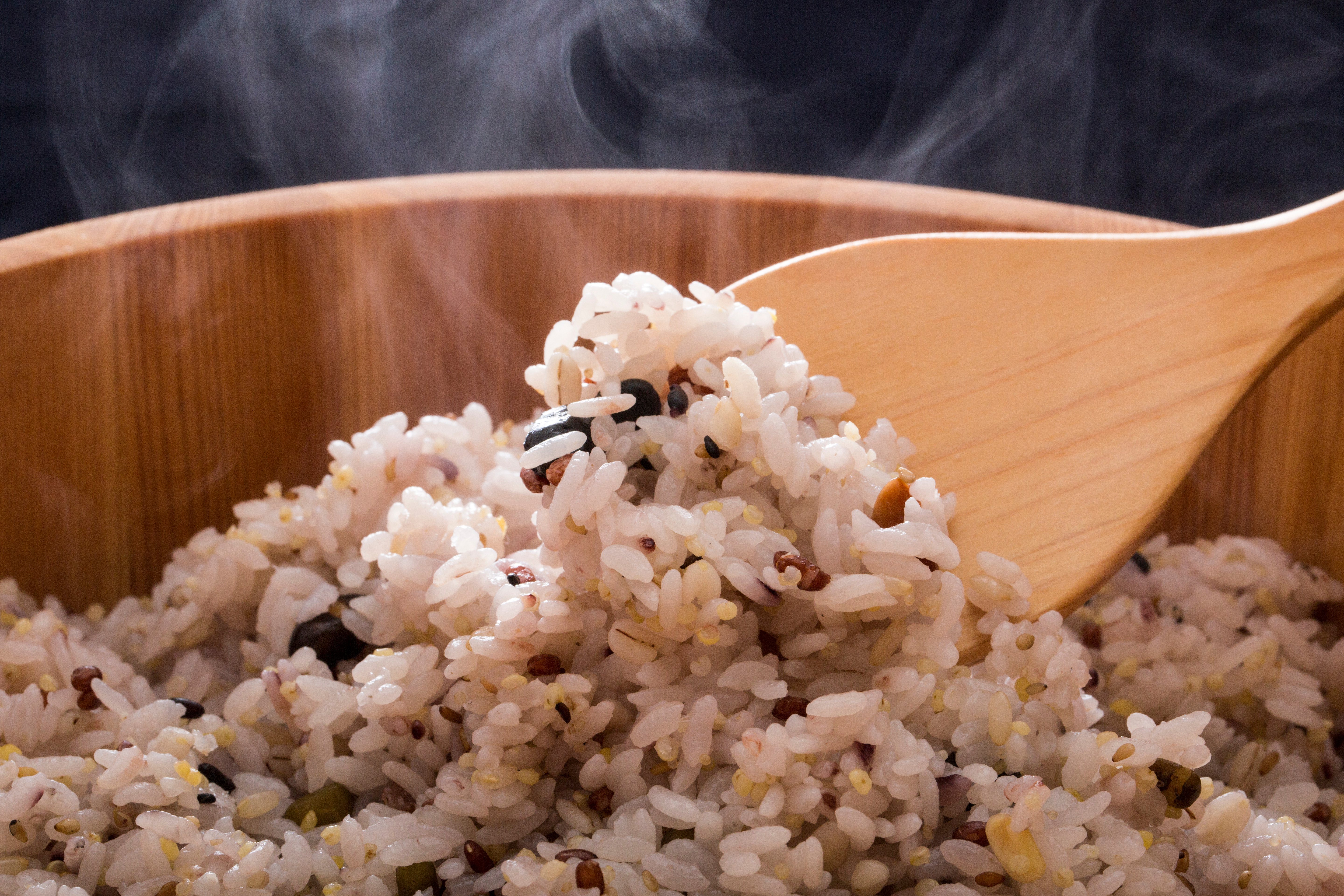 將白米放在下層，浸泡後的糙米、什穀米、蕎麥、燕麥等則在上層，接著放進電鍋煮熟，同一鍋分層，各取所需。圖/123RF