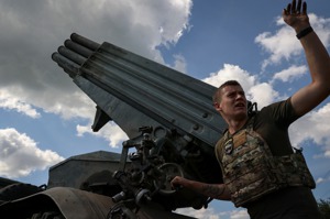 烏軍在東部頓內次克（Donetsk）地區準備使用BM-21「冰雹」多管火箭發射車攻擊俄軍，攝於7月。該型發射車廣受烏軍使用。路透