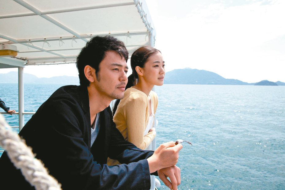 妻夫木聰(左)在《東京家族》扮演讓父母頭疼的么兒，蒼井優飾善體人意的女友。（圖／傳影互動提供）