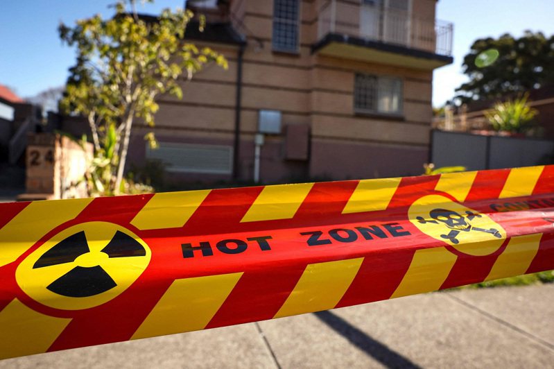 澳洲邊防部隊與新南威爾斯省緊急勤務人員17日上午突襲搜索南雪梨郊區的一處公寓，並且發現了放射性物質，導致公寓與附近居民一度疏散，但已經獲准返家，緊急勤務部門也宣布安全無虞。法新社