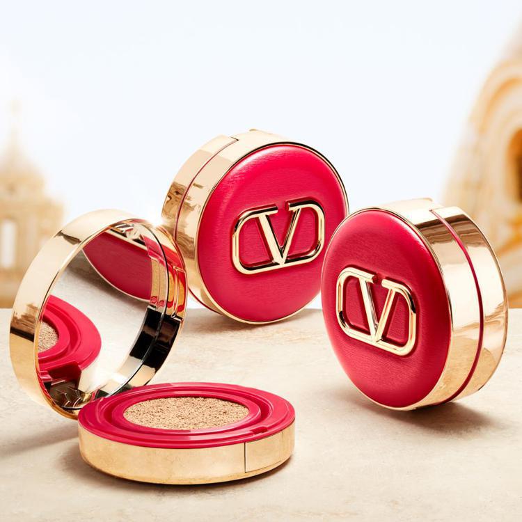 新光三越A8全台獨家Valentino Beauty高訂清透氣墊粉餅，大膽紅色外殼搭配經典V LOGO，開幕一個月售出破千顆。圖／新光三越提供
