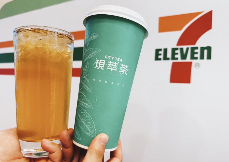 CITY TEA現萃茶新推出「青梅冰茶」，8月23日至9月5日新品嘗鮮價每杯49元（原價60元）；「OPEN POINT行動隨時取」亦同步推出優惠嘗鮮價買2送2活動，每日限量5,000組、每日每會員限購2組。圖／7-ELEVEN提供