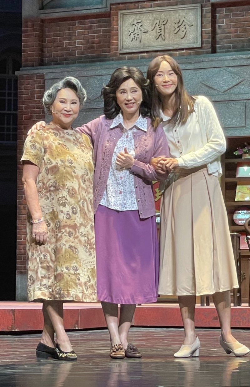 高玉珊(左起)、孫翠鳳、鍾瑶演出舞台劇「叫我林彩香」。記者陳慧貞／攝影