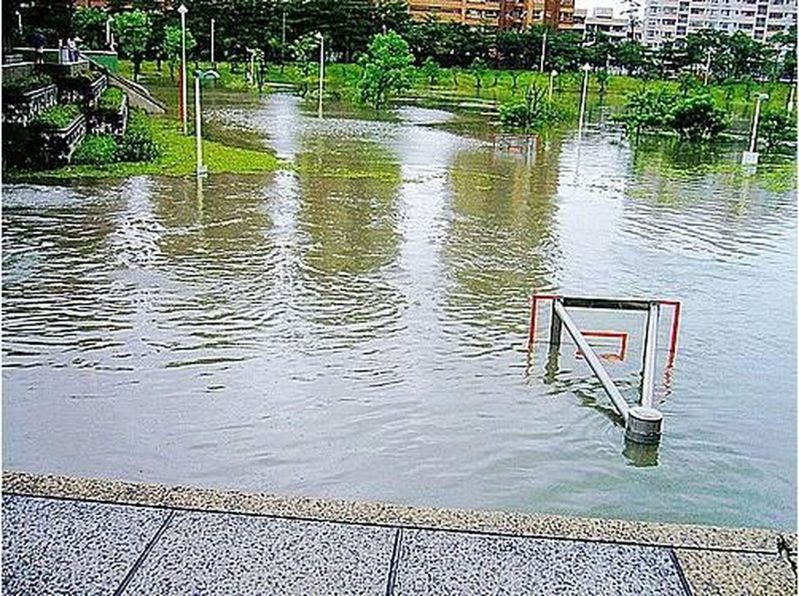 高市三民區本和里滯洪池裡蓋籃球場，昨早暴雨淹到只剩一截籃框，被誤以為淹很慘。記者王昭月／翻攝