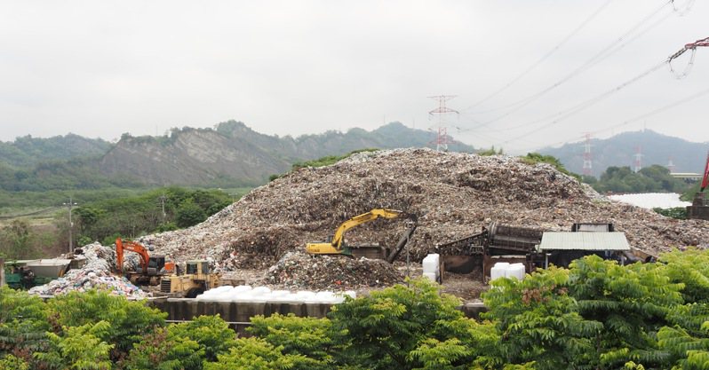 南投縣目前堆置垃圾將近24萬噸，縣議員呼籲垃圾處理問題刻不容緩。本報系資料照片