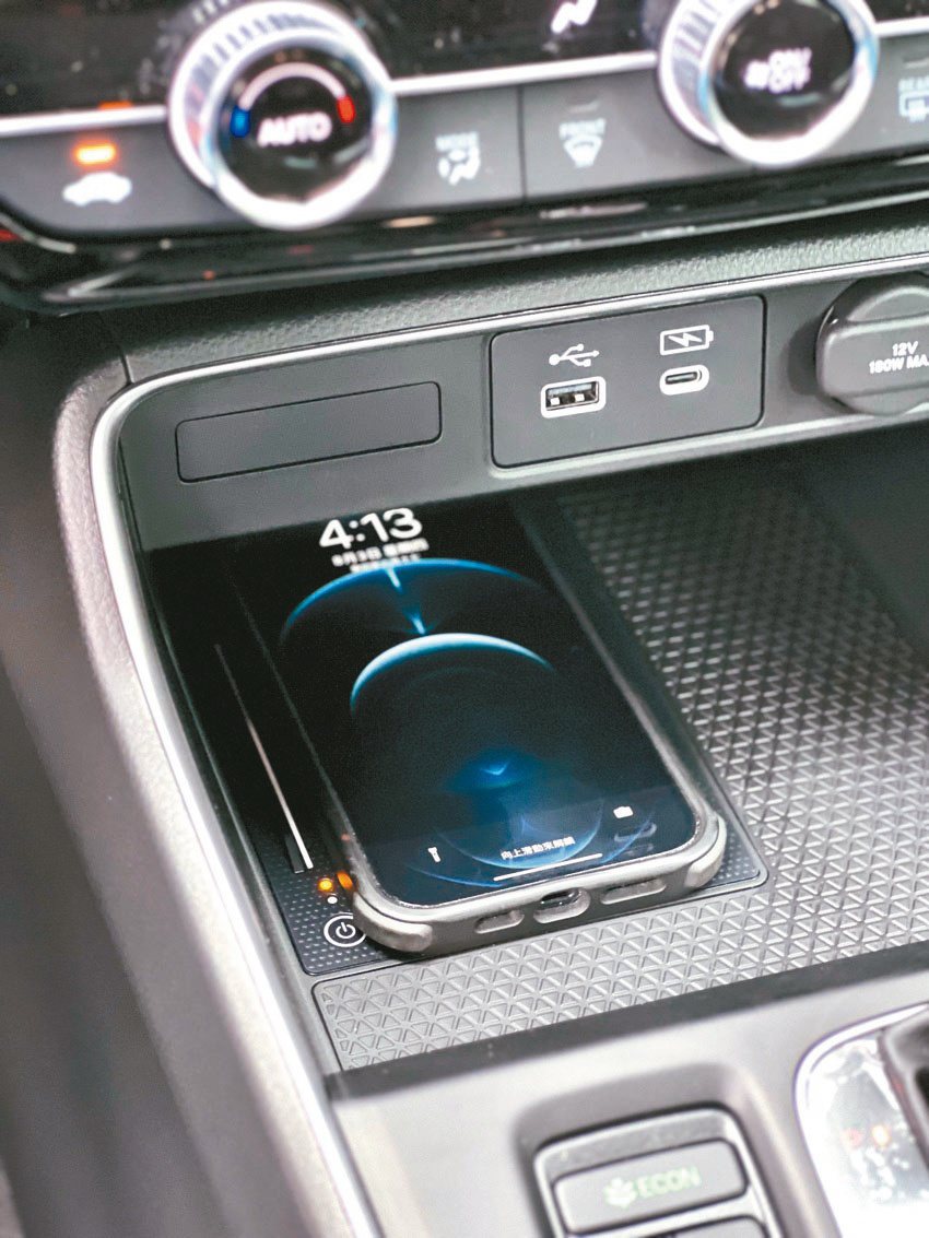 無線充電功能在全新CR-V也看得到，顯示第六代新車的與時俱進。 圖／陳志光