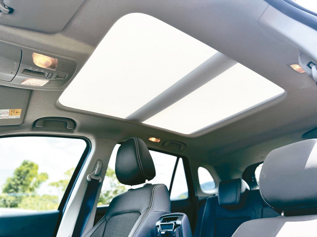 ALLGRIP車型標準配備全景式天窗，為車室帶來寬敞明亮的自然氛圍。 圖／陳志光...