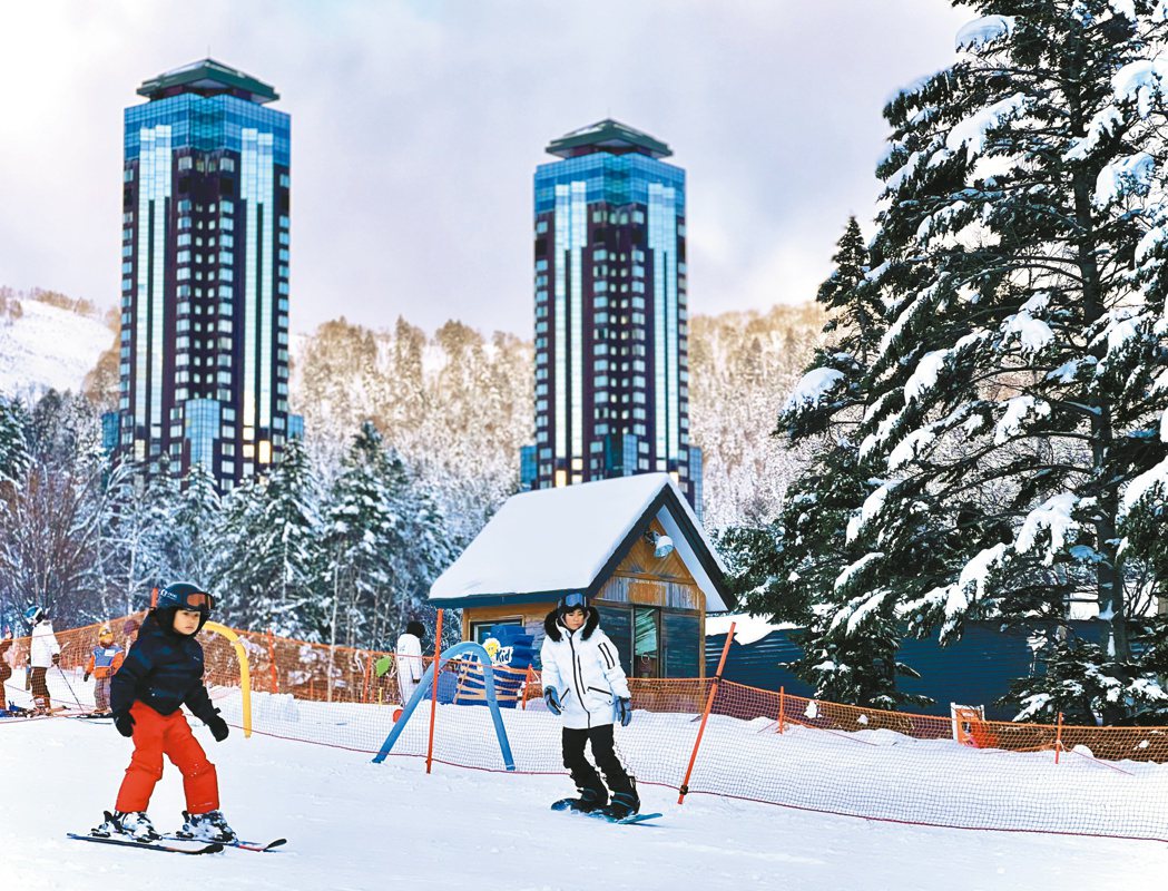 北海道Tomamu滑雪場以粉雪聞名，每年吸引許多台灣旅客前往滑雪度假。 圖／陳志...
