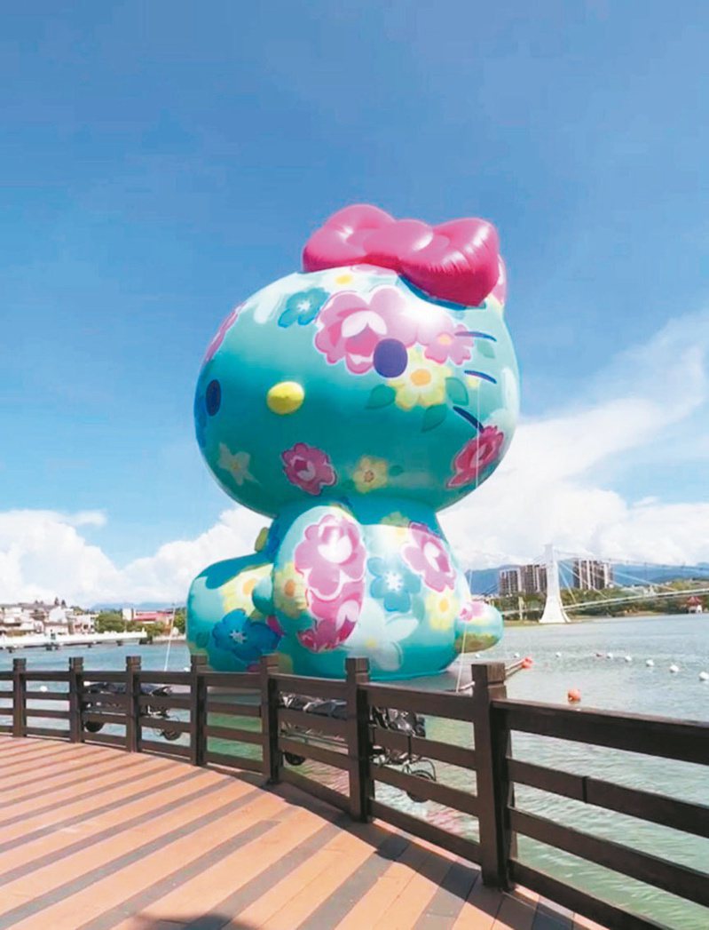 桃園地景藝術節在龍潭大池打造Hello Kitty的水上大型充氣裝置。記者曾增勳／攝影
