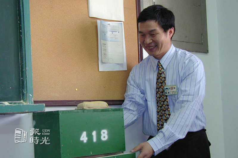 台中市光華高工總務主任傅國樑，發明板擦機，讓學生在箱子內清理板擦，灰塵不會飛揚。圖／聯合報系資料照（2000/11/29 賴珮如攝影）