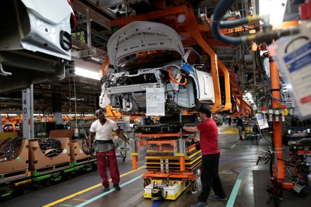 4月在美國通過的新法案，有可能徹底改變世界汽車製造行業。圖為美國通用汽車工人組裝電動車。 路透