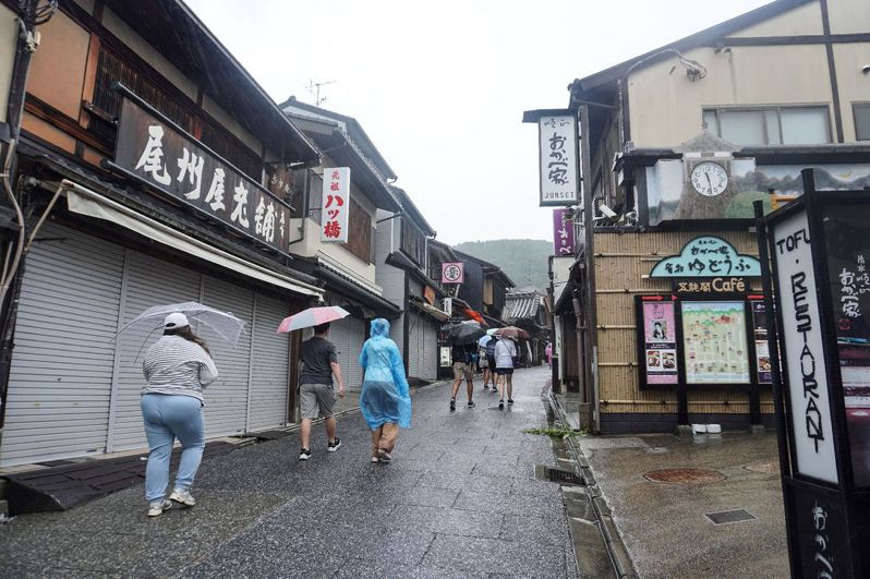 受南方暖濕空氣流入影響，以西日本為中心的地區大氣仍不穩定，日本九州地區持續降下大雨。圖為示意圖。 法新社