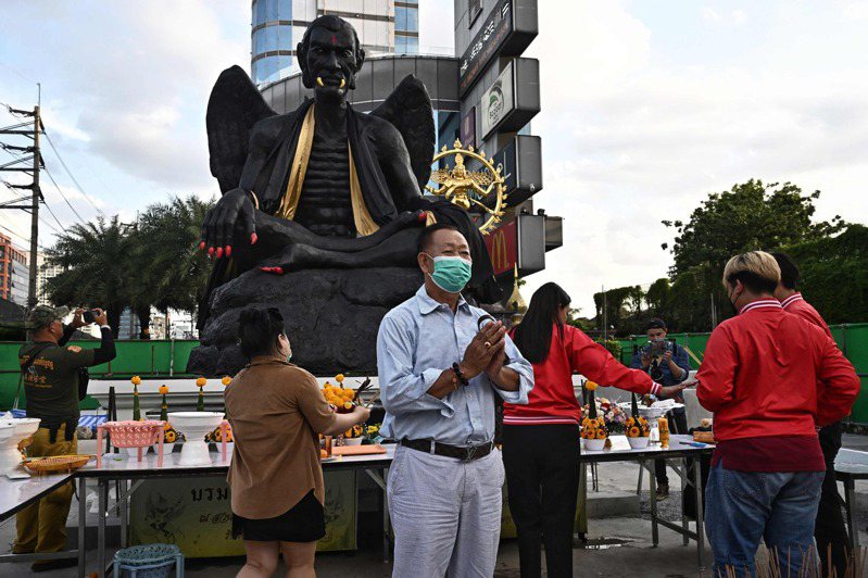 泰國4星級的曼谷市集飯店外放置了一尊5公尺高、被稱為「蓋喬大師」盤腿而坐的雕像，曼谷當局已下令對此進行調查。 法新社