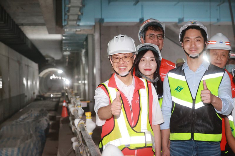 行政院長陳建仁（左一）上午在台北市長蔣萬安（右二）陪同下，視察捷運萬大線第一期工程北市段，左方為潛盾工程挖的隧道。記者蘇健忠／攝影