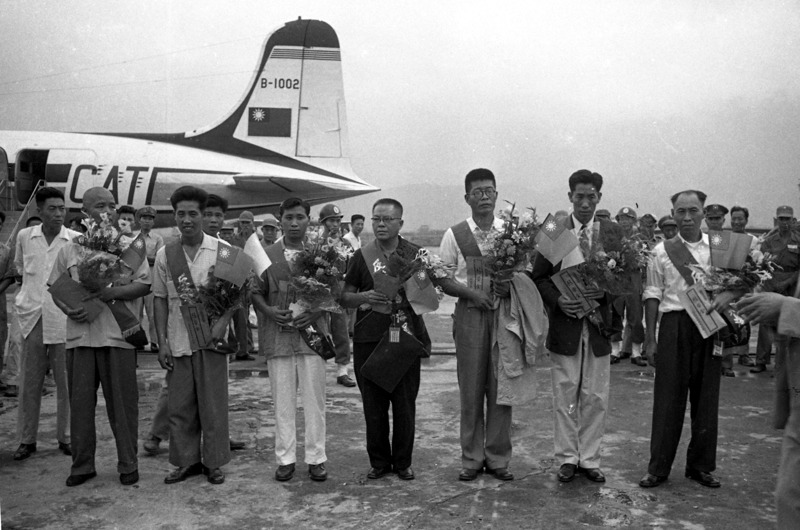 1955年8月19日，「英巧那」號反共船員7人抵台，全國各界至機場熱烈歡迎。圖／聯合報系資料照片