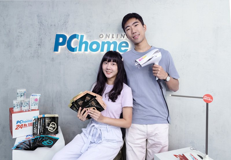 PChome 24h購物「開學季」最低25折起，Apple商品、基礎保養品、宿舍預備品輪番上陣秀優惠。圖／PChome 24h購物提供