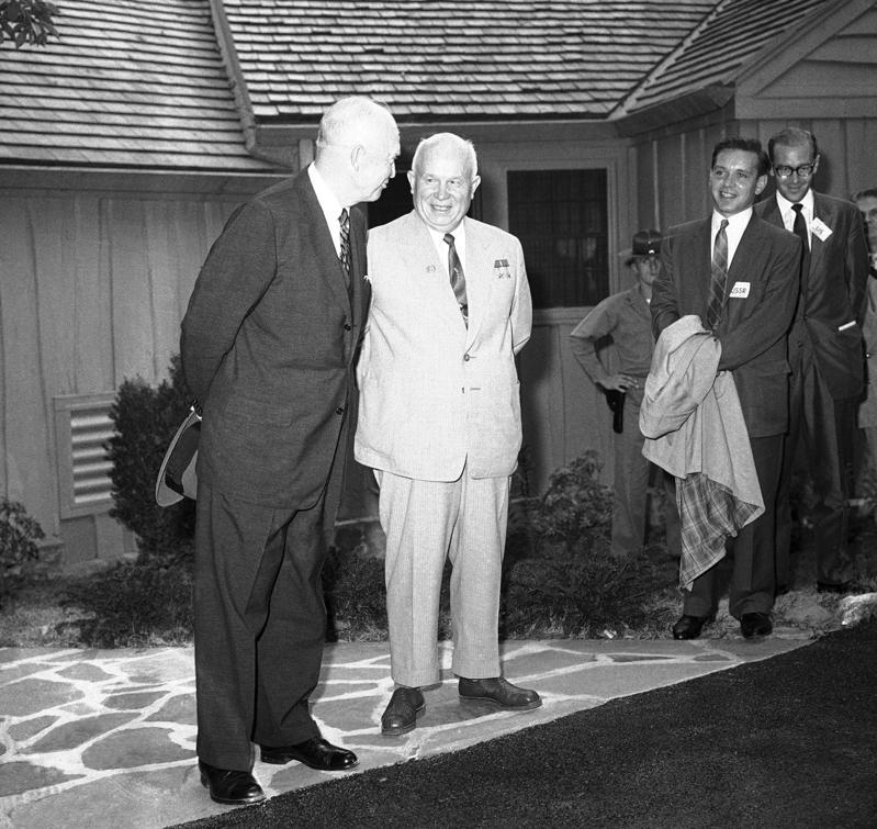 1959年9月25日，艾森豪與赫魯雪夫在大衛營合影。美聯社