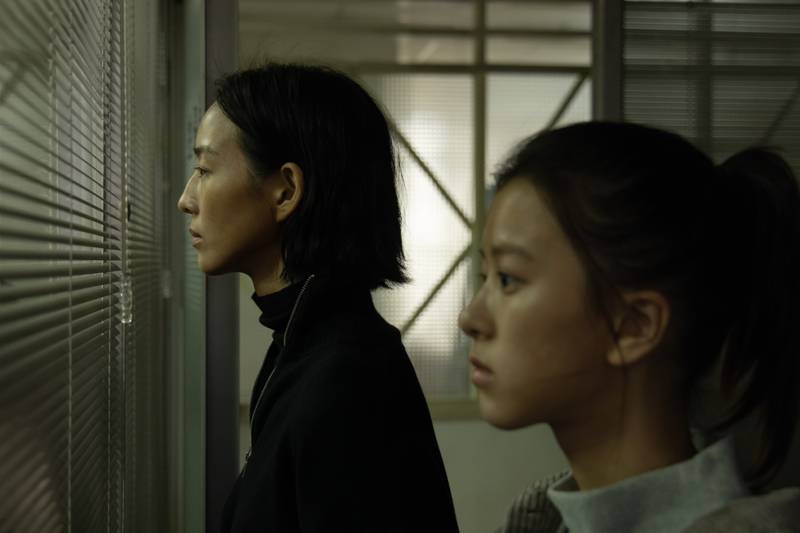項婕如（右）在犯罪懸疑新片「查無此心」與張鈞甯共同辦案。圖／華映提供