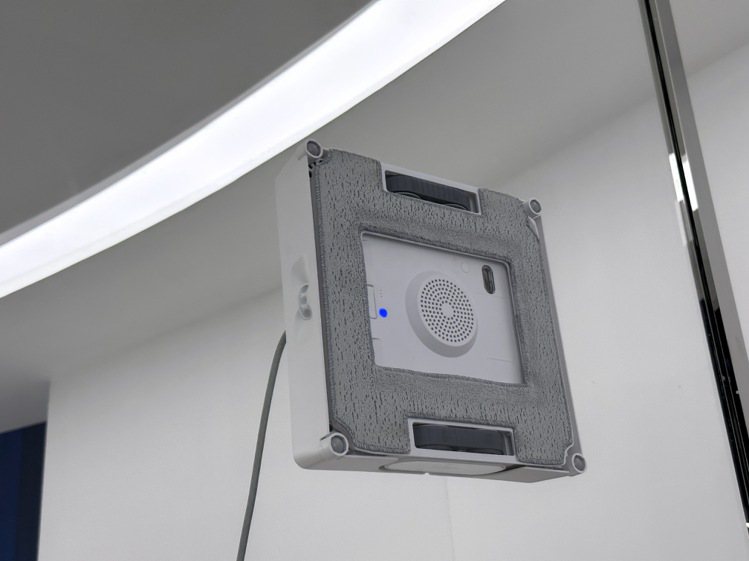W2擦窗機器人的智慧系統可以在檢測到氣壓不足時自動將吸力補回到2800 Pa以保證牢固吸附。記者黃筱晴／攝影