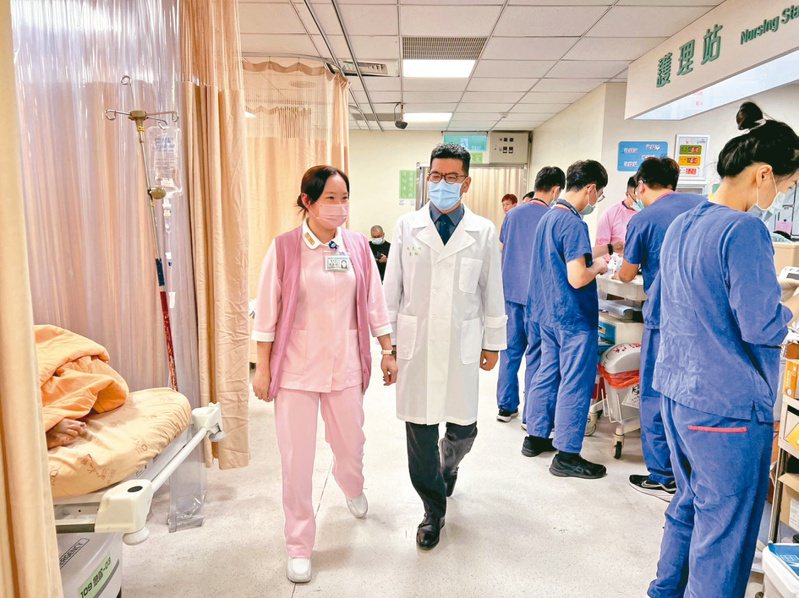 馬惠明(左二)喜歡創新，成為台灣急診醫療的推手之一。記者陳雅玲／攝影