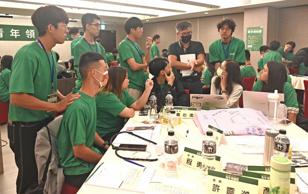 業師指導學員進行公共議題的討論。 南華大學/提供。