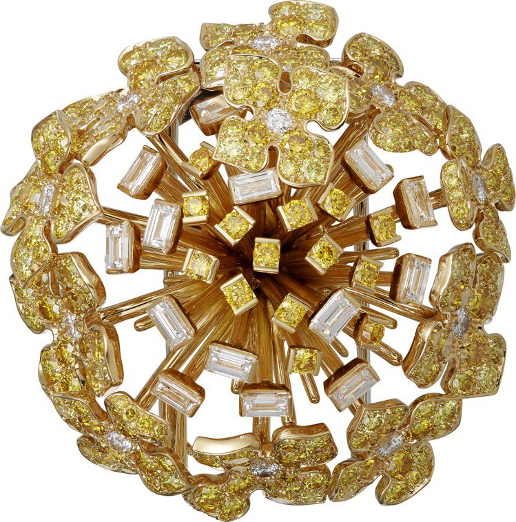 劉冠廷身上的花卉造型胸針，共鑲嵌5.17克拉的黃鑽與鑽石，搭配酒紅色西裝後、更顯明亮自信，635萬元。圖／卡地亞提供