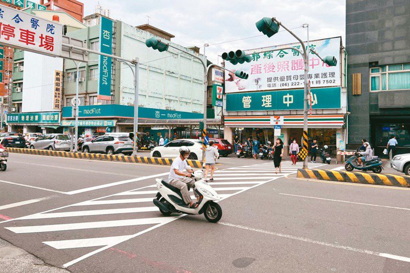 台南市民生路2段郭綜合醫院門口前路口的斑馬紋行人穿越道，機車族常吃罰單，引發爭議。圖／讀者提供