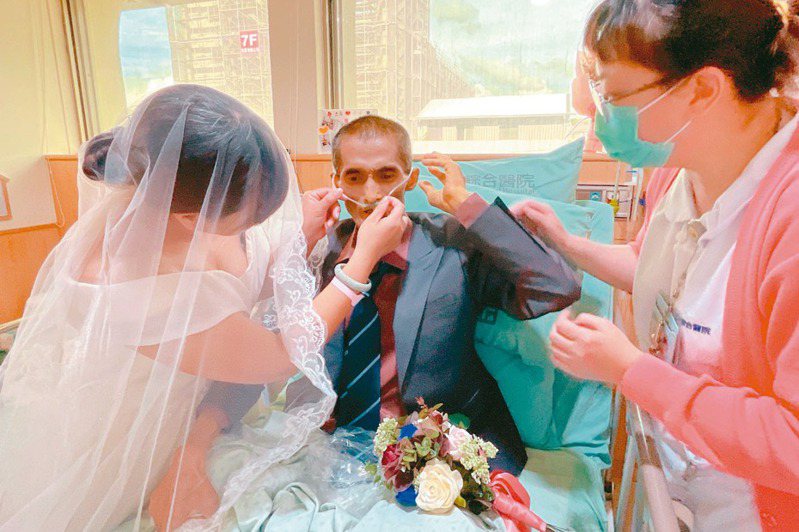 吳姓男子罹患肝癌末期，光田醫院安寧團隊協助，讓吳妻換上婚紗，在病房舉行婚禮。圖／光田綜合醫院提供
