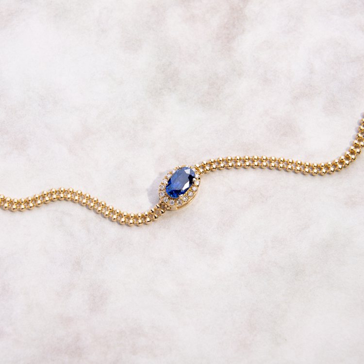 OLIVIA YAO JEWELLERY 18K橢圓藍寶雙層珠手鍊，20,900元。圖／OLIVIA YAO JEWELLERY提供