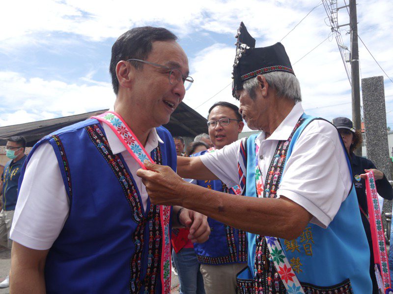 國民黨主席朱立倫今天參加台東達谷梵部落豐年祭，頭目致贈「情人袋」給來賓。記者徐白櫻／攝影