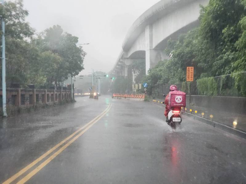 新北市三峽區今日午後雷陣雨勢強勁，部分道路出現積水。記者劉懿萱／攝影