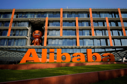 在官方放寬對網路科技公司的監管後，阿里巴巴旗下淘寶、天貓兩大電商平台計畫將招募逾2,000名畢業生。圖為阿里巴巴集團位於杭州的總部。（路透）
