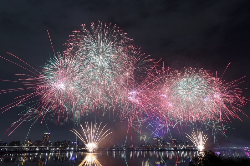 台北市大稻埕夏日節最後一場煙火秀，今天晚上在淡水河上施放長達480秒的煙火，在民眾的驚呼聲中，以絢麗璀璨的光影點亮台北夏日的夜空。記者許正宏／攝影